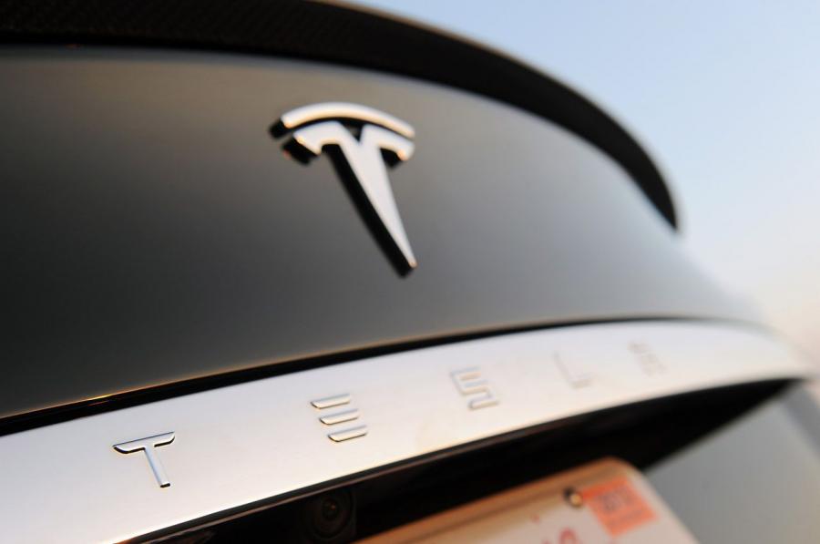 Логотип Tesla Model S 2012 года  (фото 56 из 88)